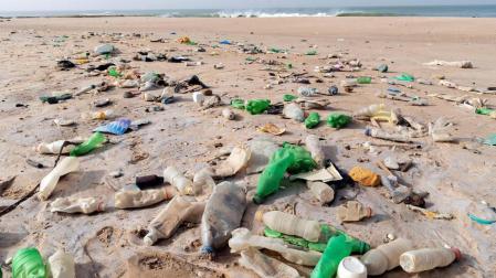 Residuos de plásticos en una playa