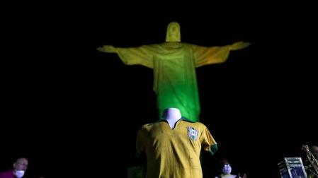 El Cristo Redentor de Río se ilumina de amarillo y verde por el 80 cumpleaños de Pelé