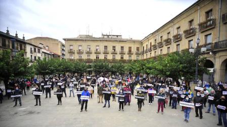 Más de 300 personas se concentran en Tafalla en apoyo de la hostelería