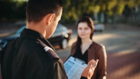 Imagen de un agente hablando con una conductora