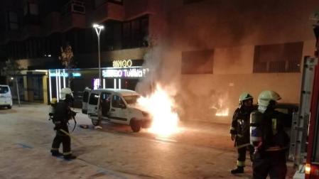 Arde un vehículo en la calle Pablo Sarasate de Tudela