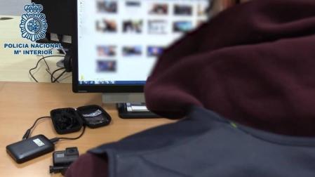 Detenido un hombre por grabar con cámara oculta a mujeres mientras se duchaban