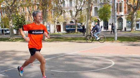 El exciclista y el exatleta se enfrentaron con fines solidarios por las calles de Valladolid en un reto patrocinado por el Banco Santander en el que compitieron encima de la bicicleta y posteriormente a la carrera.