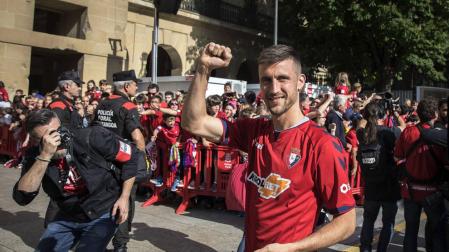 Oier se pone a 300