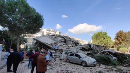 Un fuerte terremoto sacude Grecia y Turquía y provoca el derrumbe de varios edificios