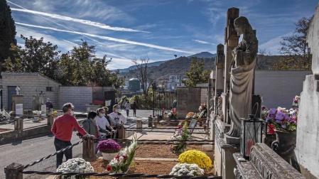 El cementerio de Estella registró durante el día de Todos los Santos un goteo de visitas muy alejado de la imagen de años anteriores