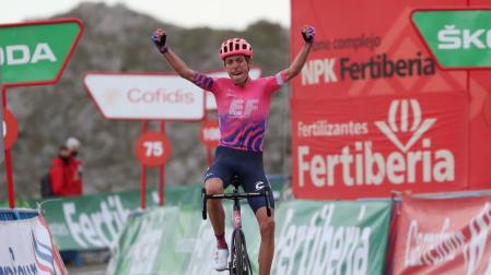 Carthy graba su nombre en el Angliru y Carapaz recupera el rojo