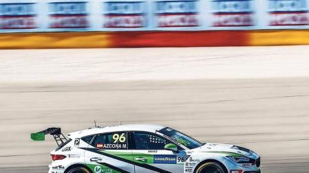 Mikel Azcona estrena al Cupra León en MotorLand