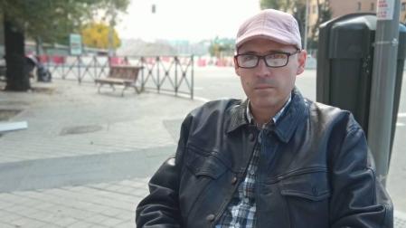 Sergio Amadoz, con su libro en Madrid. Al fondo de la foto estaba el Calderón, escenario de la final de Copa.