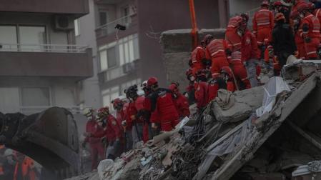 Rescatan a dos menores en Esmirna tras 65 horas bajo escombros del terremoto