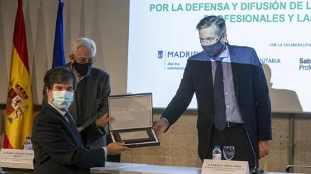Javier Urra recibe el Premio UICM como reconocimiento a su trayectoria profesional