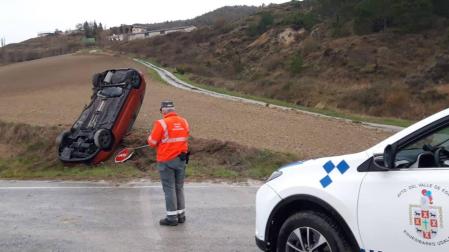 El vehículo, tras sufrir el accidente.