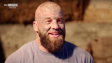 Fotografía Darren Lumsden, concursante con tatuajes nazis.