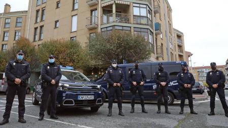 Cuatro policías intoxicados leves tras sacar a tres inquilinos de un piso incendiado en Pamplona