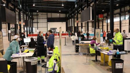El número de positivos sigue descendiendo en Navarra y bajan de los 350