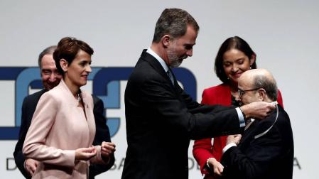 Manuel Torres recibe muy emocionado la Medalla de Oro de la CEN