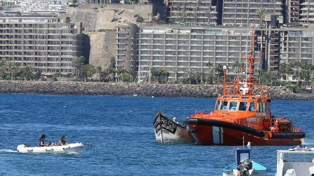 Llegada de una patera al puerto de Arguineguín, en Gran Canaria.