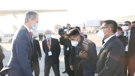 El presidente de la Cámara de los Diputados de Bolivia, Andrónico Rodríguez, se inclina ante el Rey Felipe VI en el aeropuerto de La Paz.
