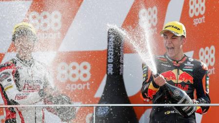 Raúl Fernández se estrena en Cheste con el triunfo en Moto3
