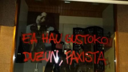 Atacan de madrugada la tienda de ropa de la familia de Abascal en Amurrio