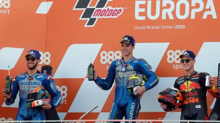 Joan Mir, -centro- (Suzuki GSX RR), Alex Rins, -izquierda- (Suzuki GSX RR) y Pol Espargaró -derecha- (KTM RC 16), en el podio.