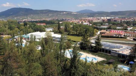El Club Natación visto desde la Media Luna, con la piscina cubierta y la nueva piscina de 25 metros a la derecha de la imagen.