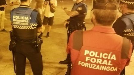 Patrullaje conjunto de Policía Foral y Policía Municipal de Pamplona.
