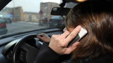 Un estudio señala que el uso del móvil al volante causa 390 muertos al año en España