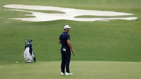 ¡Increíble golpe de Jon Rahm! La bola "camina" sobre las aguas antes de entrar en el hoyo