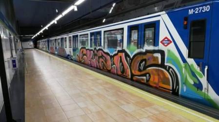 Un grupo de grafiteros vuelve a detener y desviar un metro en Madrid para pintarlo