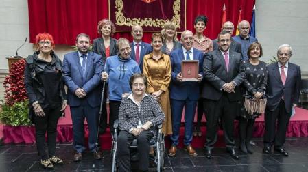 Acto institucional de celebración del Día de Navarra, en el que la presidenta María Chivite ha entregado la Medalla de Oro de la comunidad a la asociación de daño cerebral ADACEN.