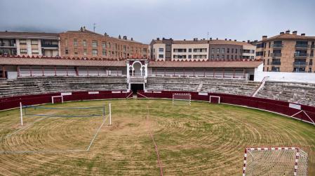 La plaza de toros de Estella, lista para jugar a deportes de playa