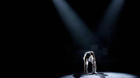 Imagen de un actor de teatro interpretando una pieza sobre el escenario