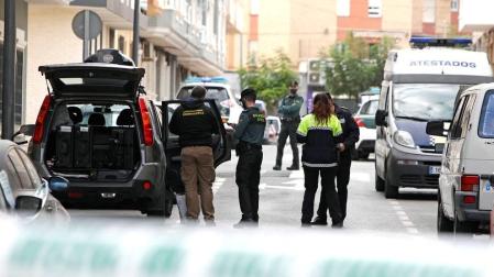 Agentes de la Guardia Civil en el lugar de la agresión.
