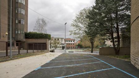 Comienza a funcionar el aparcamiento de la zona azul de la calle Aoiz