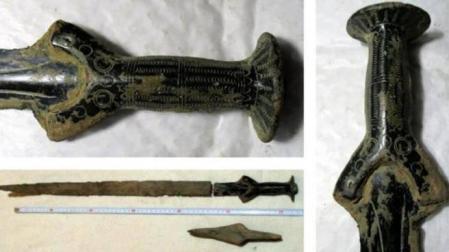 Imagen de la espada con una antigüedad de 3.300 años hallada por un hombre en República Checa