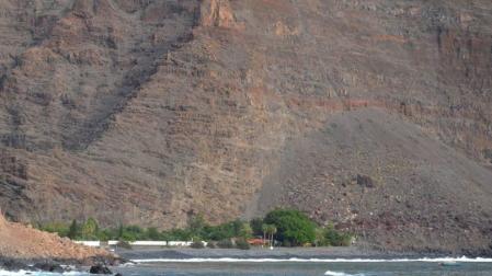Buscan posibles víctimas tras un desprendimiento de tierra en La Gomera