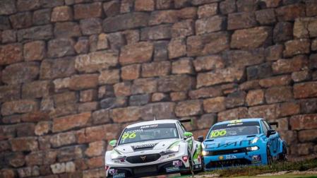 Mikel Azcona cierra con un nuevo podio su segunda WTCR