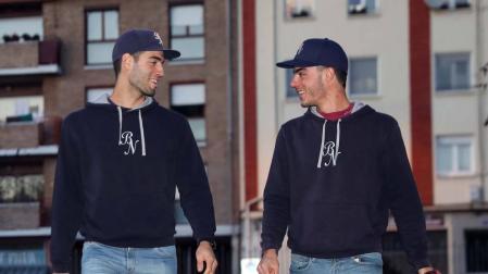 A la izquierda, Marcos Arza, y a la derecha, su hermano David Arza, el pasado jueves tras el entrenamiento del Béisbol Navarra en Burlada.