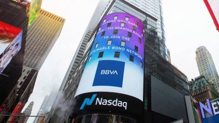 Logo de BBVA en las pantallas gigantes de la Torre Nasdaq en Times Square (Nueva York).