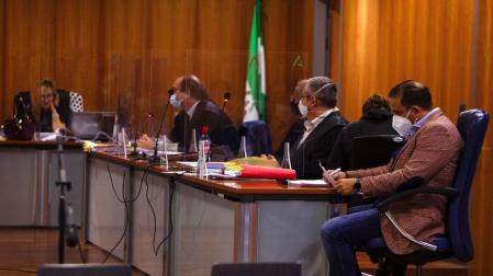 Sala 1 de la Audiencia Provincial de Málaga donde se inicia el juicio con jurado popular contra la mujer marroquí (2d de espaldas) acusada de abandono temporal y asesinato a su bebé de 17 meses.