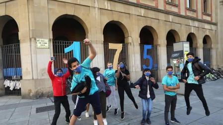 La fachada del IES Plaza de la Cruz luce cientos de mensajes plasmados en cortinas reutilizadas para celebrar su 175 aniversario.
