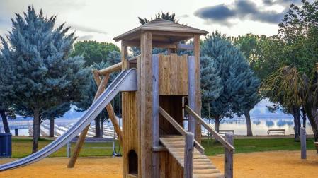 A juicio 4 adultos por zanjar a mamporros una pelea de sus hijos en el tobogán