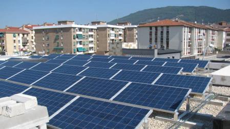 Instalación solar en el tejado del CPEIP Rochapea.