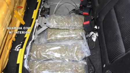 Interceptado un vehículo en la N-121-A con 35 kilogramos de marihuana