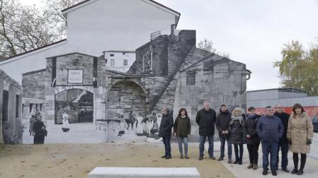 Un mural de la antigua puerta de la Rochapea da la bienvenida a Pamplona
