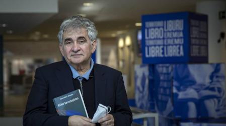Atxaga: “Ahora escribo a mano para evitarme la tentación de publicar”