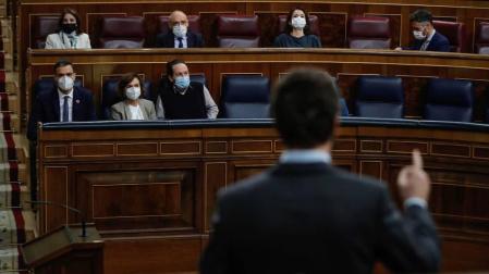 De espaldas, el líder del PP, Pablo Casado, durante su intervención en la sesión de control al Ejecutivo.