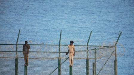 Más de cien migrantes entran en Ceuta en la primera incursión en grupo en un año