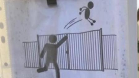 Imagen del cartel que han colgado en la puerta del colegio Trillades de Avignon